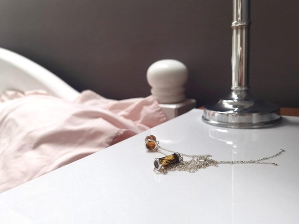 jak dbać o biżuterię - jednym ze złych nawyków jest odkładanie biżuterii przy łóżku