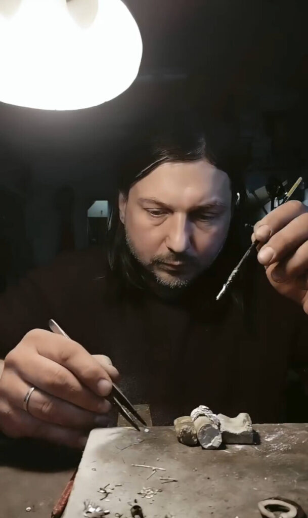 Złotnik przy pracy - Maciej Leończyk