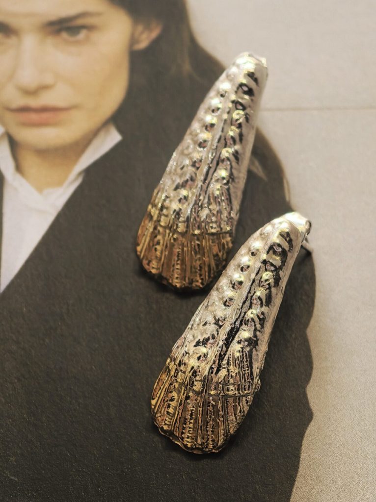 kolczyki wydłużające twarz - analiza kształtu twarzy