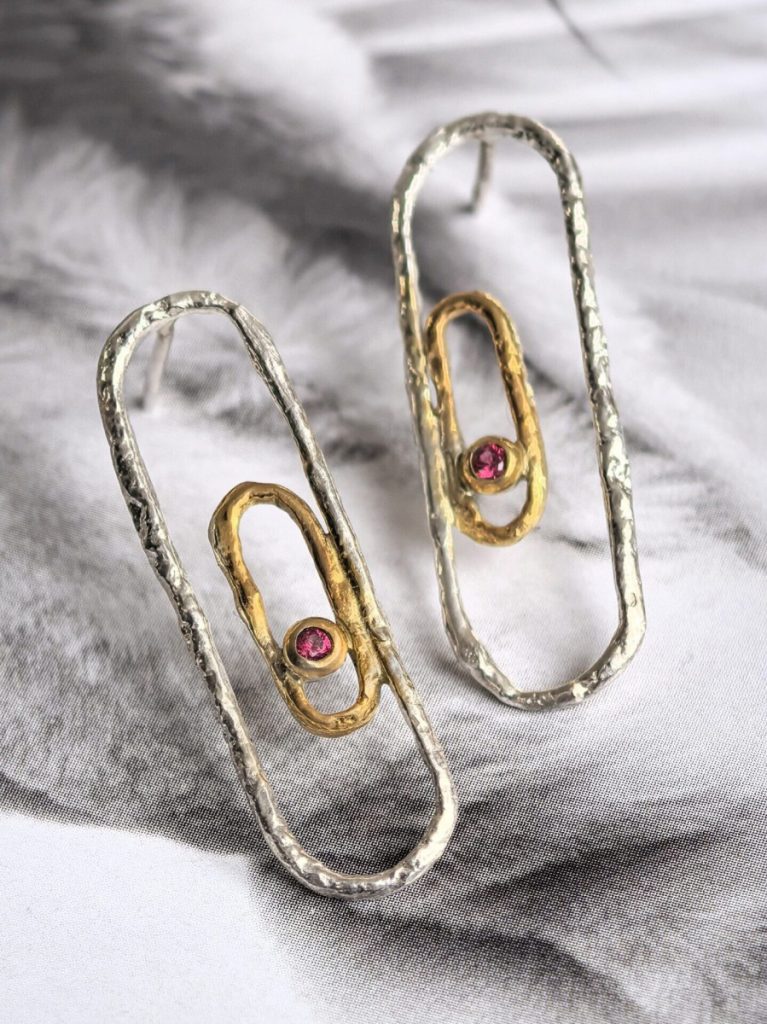 Kolczyki wydłużające twarz - analiza kształtu twarzy