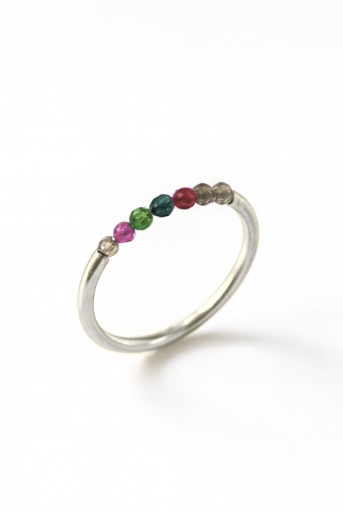 pierścionek koralikowy z naturalnym turmalinem, wykonany ręcznie ze srebra pr.925 w polskiej pracowni biżuterii premium MM Sroka Design