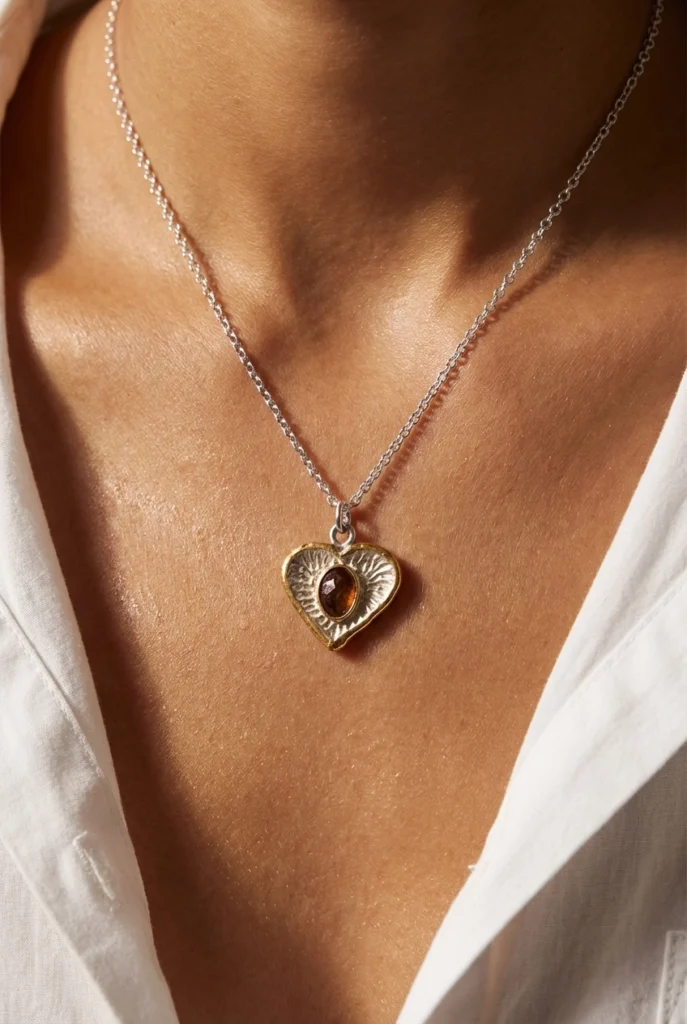 zawieszka z turmalinem w kształcie serca mm sroka design - autorska biżuteria premium - pokazana na dekolcie