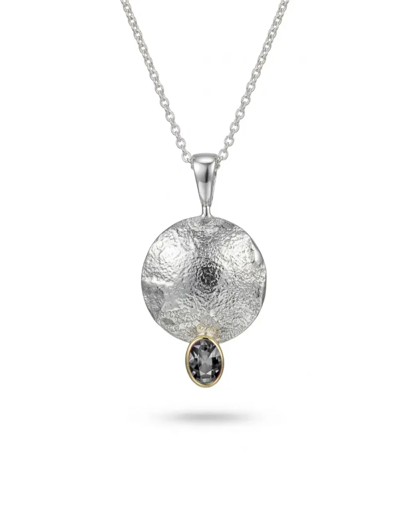 zawieszka srebrna, wykonana ręcznie, z naturalnym kamieniem - kwarcem dymny, wykonana w polskiej pracowni biżuterii premium MM Sroka Design