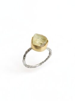Srebrny pierścionek z surowym cytrynem, fakturowaną obrączką i matową złoconą kasetką z regulacją rozmiaru.