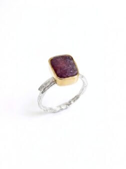 Srebrny pierścionek z różowym turmalinem o nasyconej barwie, złocona kasetka i fakturowana obrączka z regulacją.