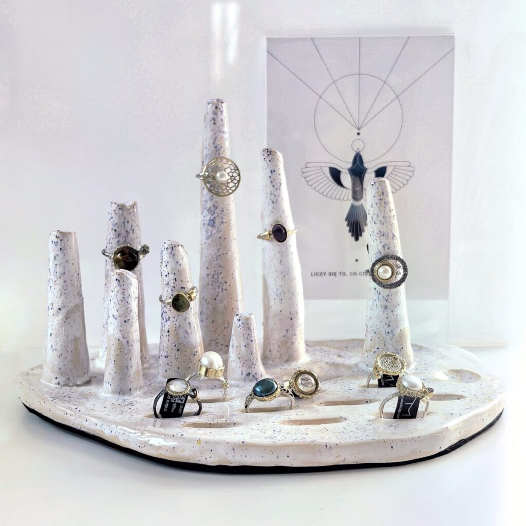 Ceramiczny Display na biżuterię marki Cera°mika by MM Sroka Design