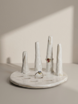 Ceramiczny display na pierścionki