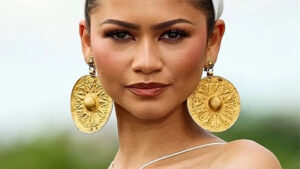 Język biżuterii - Zendaya w kolczykach sprzed 3000lat