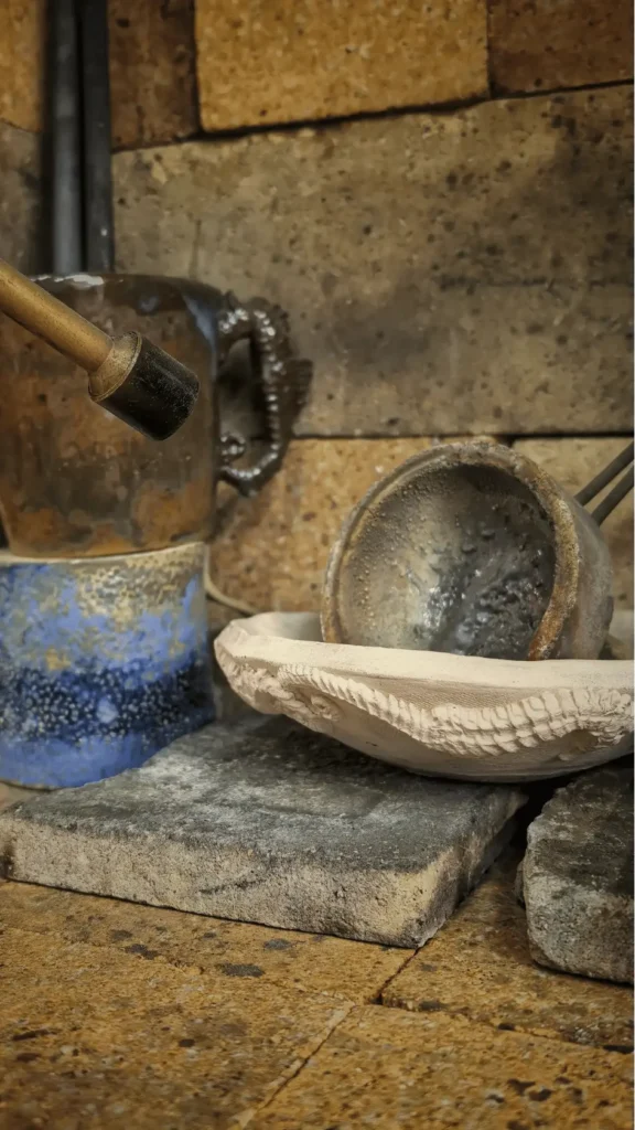 Jak powstaje biżuteria artystyczna. Kadr z pracowni jubilerskiej - miejsce topienia srebrna palnikiem, tygiel ceramiczny