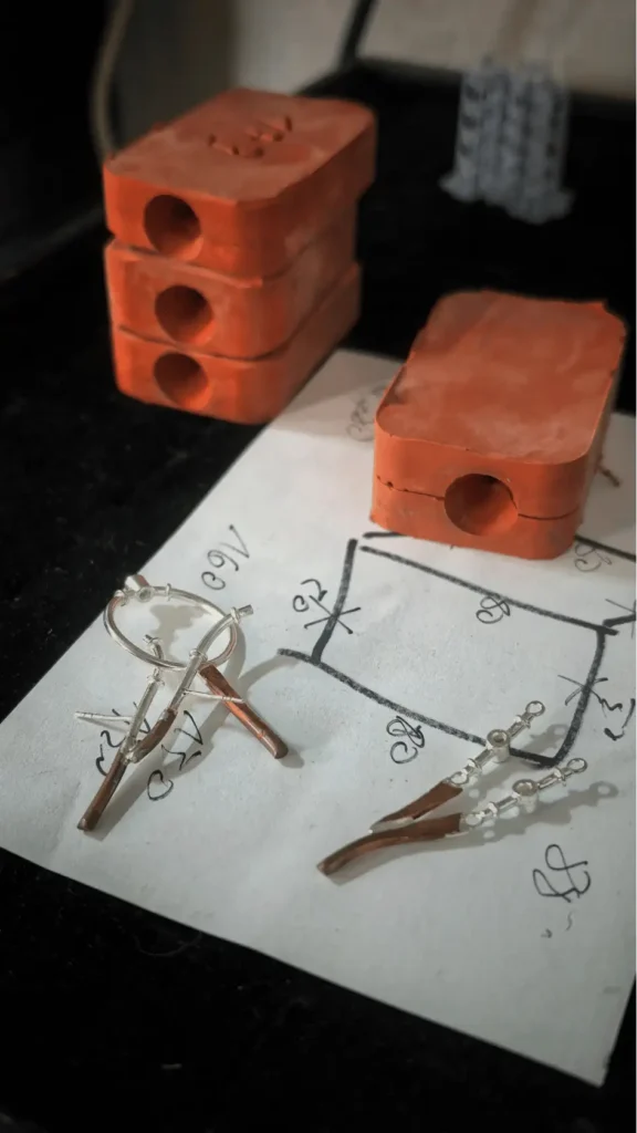 Jak powstaje biżuteria srebrna - kadr z pracowni - prototypy z gumowymi formami odlewniczymi