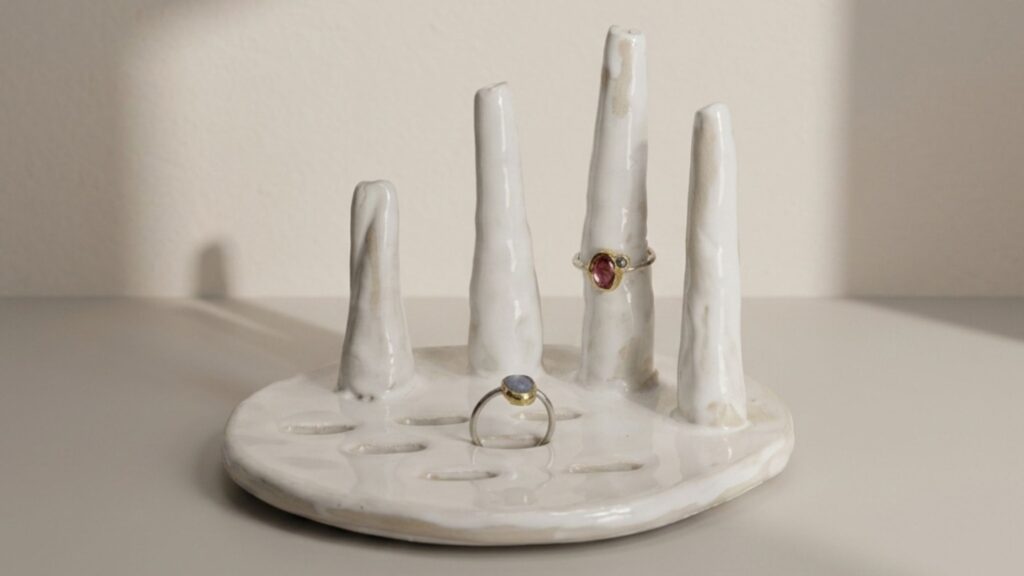 autorski stojak na biżuterię, ceramiczny stojak na biżuterię, ceramiczny holder na biżuterię, stojak na pierścionki