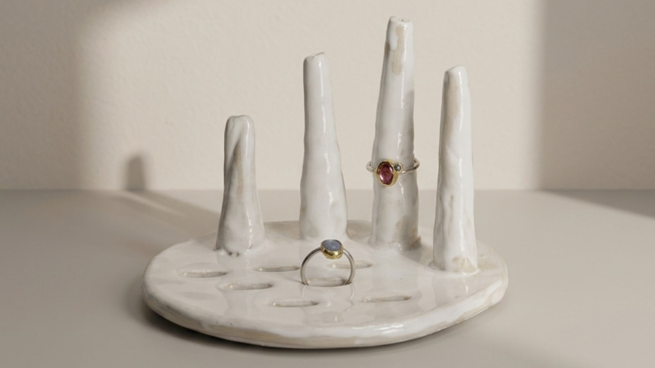autorski stojak na biżuterię, ceramiczny stojak na biżuterię, ceramiczny holder na biżuterię, stojak na pierścionki